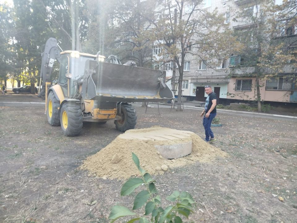 Сторонники ВПП "Единая Россия" провели акцию по благоустройству двора в 3 микрорайоне Сторонники ВПП "Единая Россия" провели акцию по благоустройству двора в 3 микрорайоне