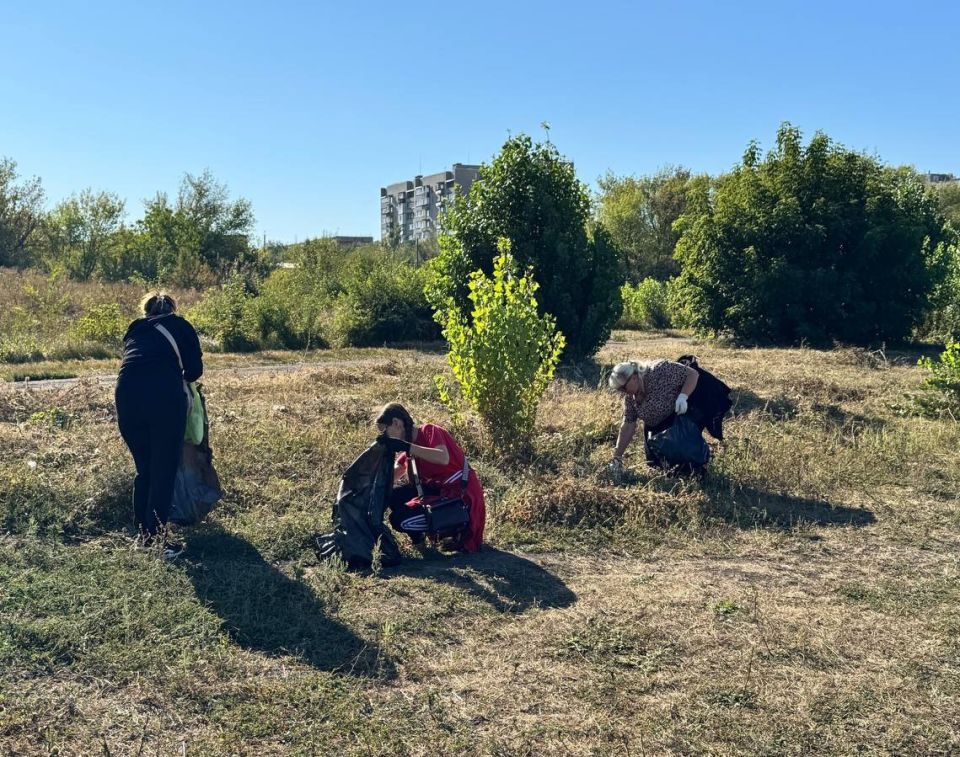 Чистая страна: В Красном Луче продолжаются субботники Чистая страна: В Красном Луче продолжаются субботники