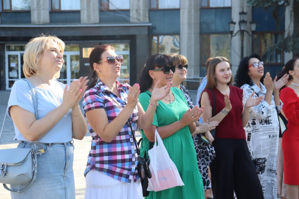 Для антрацитовцев состоялась программа «Культура в помощь Донбассу», приуроченная ко Дню шахтера Для антрацитовцев состоялась программа «Культура в помощь Донбассу», приуроченная ко Дню шахтера