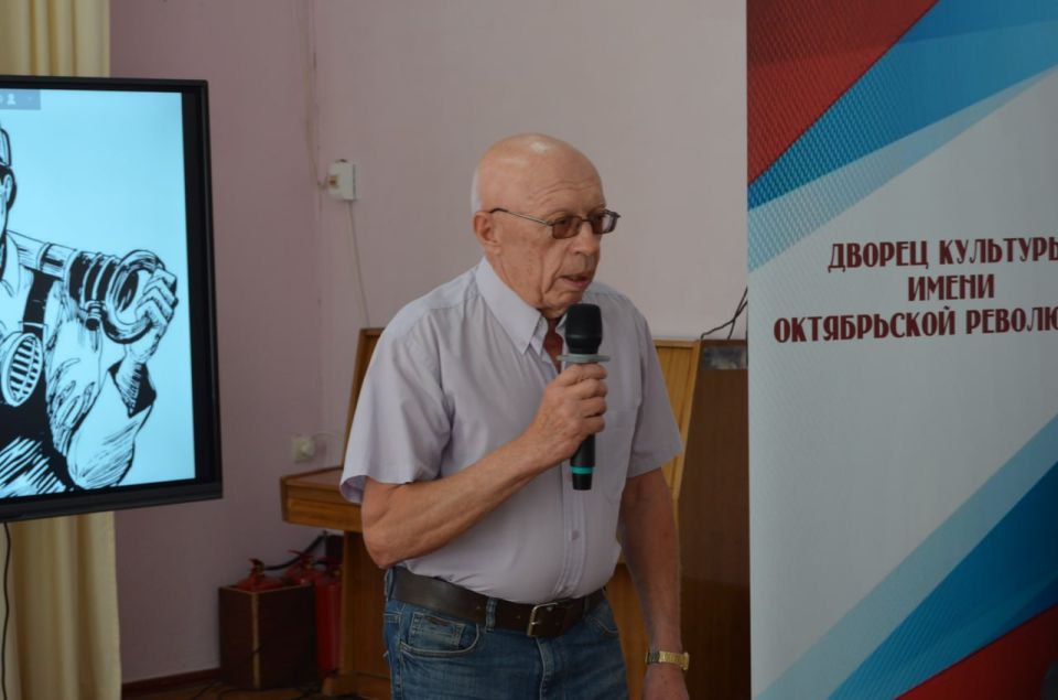 Евгений Морозов: В литературной гостиной Дворца культуры имени Октябрьской революции прошло тематическое мероприятие, посвящённое Дню города Брянки и Дню шахтера Евгений Морозов: В литературной гостиной Дворца культуры имени Октябрьской революции прошло тематическое мероприятие, посвящённое Дню города Брянки и Дню шахтера