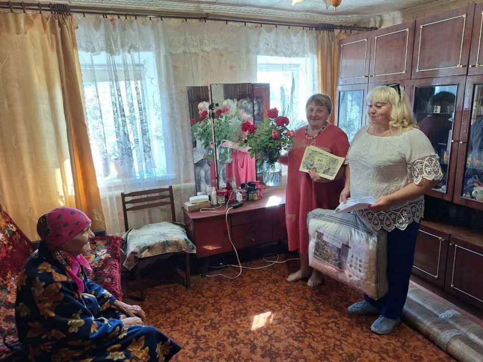 90 лет – целая эпоха!. Сегодня жительницу села Верхнебогдановка Наталью Григорьевну Почечуеву поздравили с прекрасным, юбилейным 90-летием! С этим огромным праздником её с радостью пришли поздравить на дому: Начальник... 90 лет – целая эпоха!. Сегодня жительницу села Верхнебогдановка Наталью Григорьевну Почечуеву поздравили с прекрасным, юбилейным 90-летием! С этим огромным праздником её с радостью пришли поздравить на дому: Начальник...