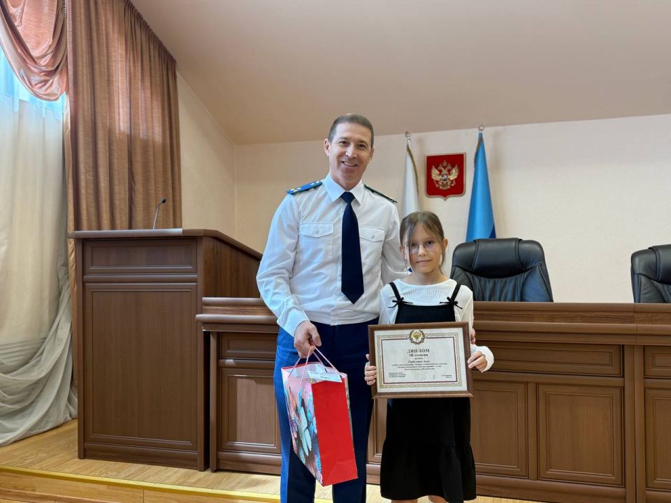 В прокуратуре Луганской Народной Республике состоялось награждение победителей конкурса «Прокуроры на страже детства», проведенного в рамках тематических мероприятий, связанных с 80-летней годовщиной создания в составе... В прокуратуре Луганской Народной Республике состоялось награждение победителей конкурса «Прокуроры на страже детства», проведенного в рамках тематических мероприятий, связанных с 80-летней годовщиной создания в составе...