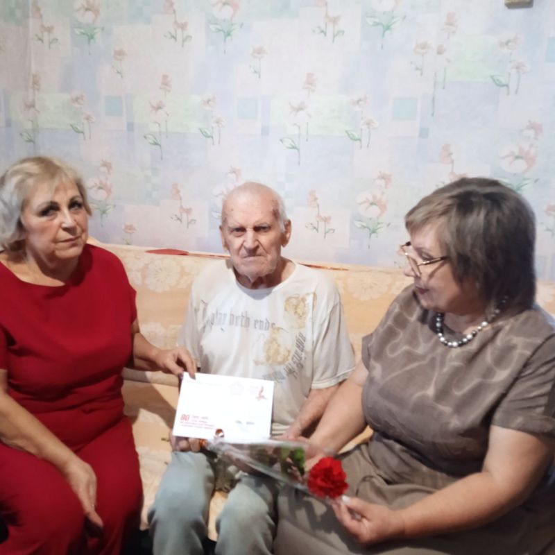 В преддверии 80-й годовщины окончания Второй мировой войны сотрудники отдела жизнеобеспечения пгт Ясеновский вручили адресные поздравительные письма от Президента Российской Федерации Владимира Путина ветеранам, проживающим... В преддверии 80-й годовщины окончания Второй мировой войны сотрудники отдела жизнеобеспечения пгт Ясеновский вручили адресные поздравительные письма от Президента Российской Федерации Владимира Путина ветеранам, проживающим...