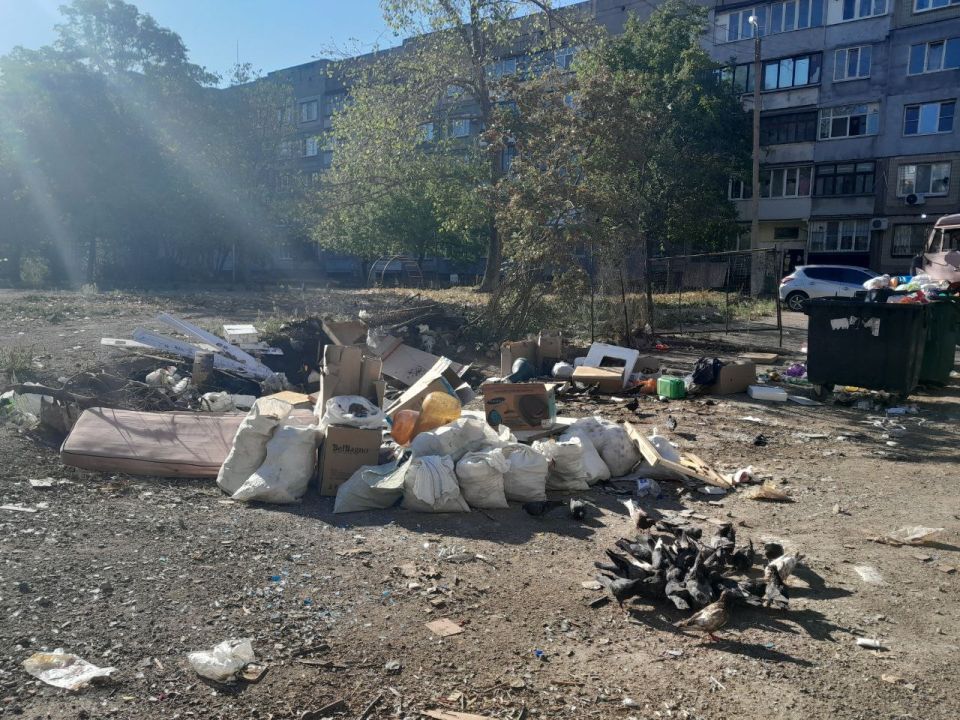 В Алчевске продолжается уборка мусора возле точек сбора коммунальных отходов и ликвидация несанкционированных свалок В Алчевске продолжается уборка мусора возле точек сбора коммунальных отходов и ликвидация несанкционированных свалок