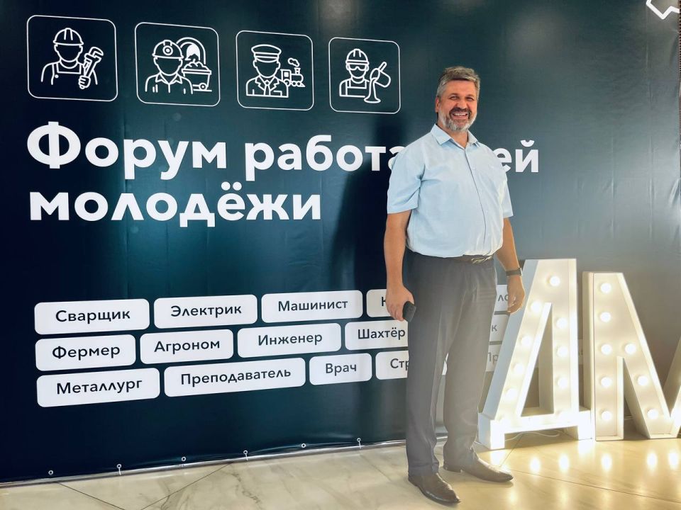 Участник регионального кадрового проекта "Герои Луганщины" Сергей Зайцев совместно с представителями Министерства промышленности и торговли ЛНР сегодня принял участие в Республиканском форуме работающей молодежи в Луганске Участник регионального кадрового проекта "Герои Луганщины" Сергей Зайцев совместно с представителями Министерства промышленности и торговли ЛНР сегодня принял участие в Республиканском форуме работающей молодежи в Луганске