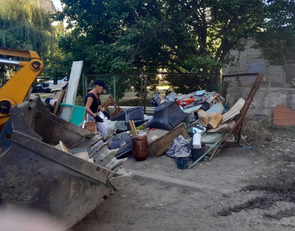 В Алчевске продолжается уборка мусора возле точек сбора коммунальных отходов и ликвидация несанкционированных свалок В Алчевске продолжается уборка мусора возле точек сбора коммунальных отходов и ликвидация несанкционированных свалок