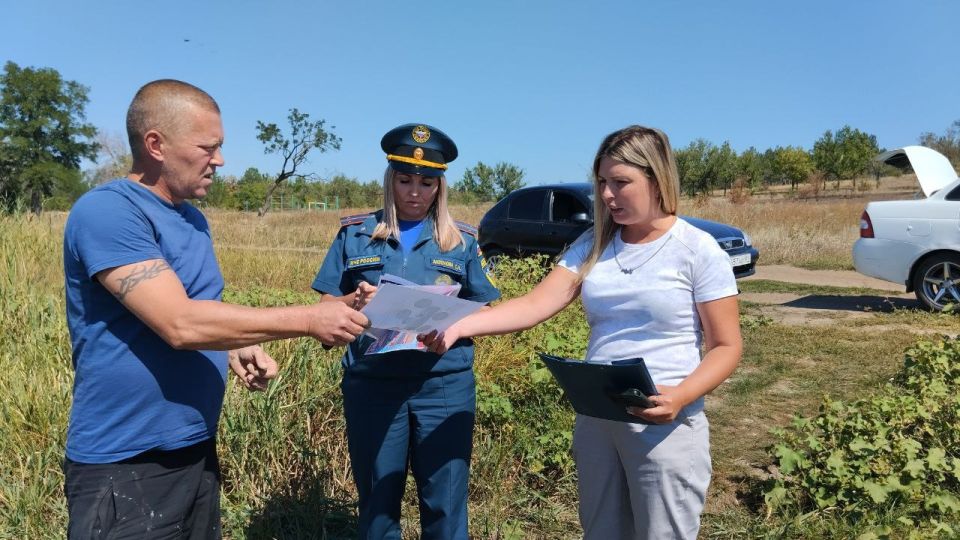 С целью информирования населения о правилах безопасности на водоемах, сотрудники Администрации Краснодонского муниципального округа совместно с отделом надзорной деятельности и профилактической работы по г. Краснодону и... С целью информирования населения о правилах безопасности на водоемах, сотрудники Администрации Краснодонского муниципального округа совместно с отделом надзорной деятельности и профилактической работы по г. Краснодону и...