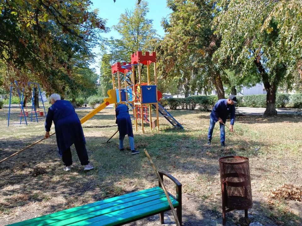 Лисичанские единороссы приняли участие в акции "Яркое детство" Лисичанские единороссы приняли участие в акции "Яркое детство"