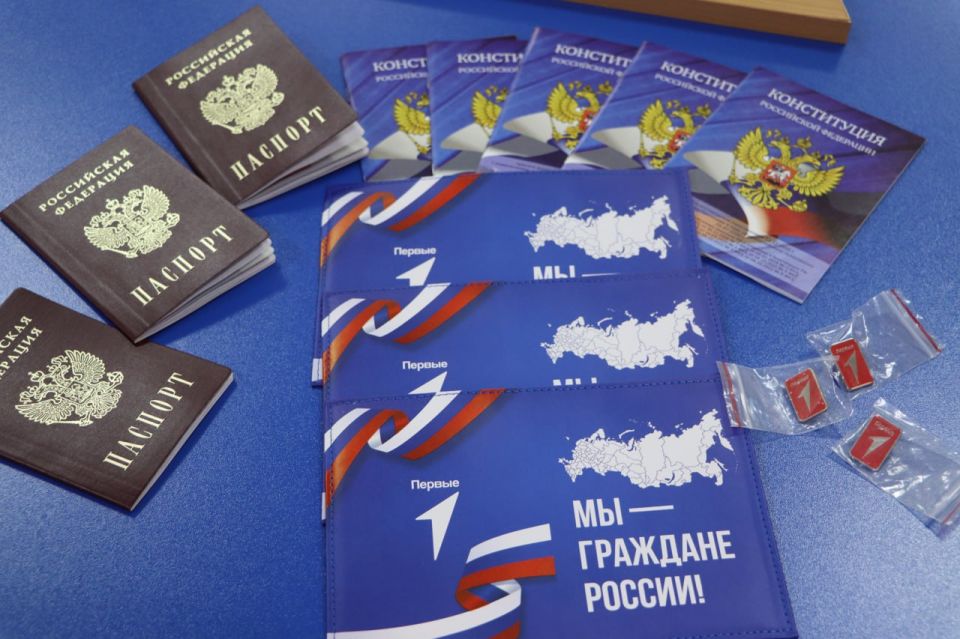 В Стаханове юные жители получили паспорта в преддверии Дня города В Стаханове юные жители получили паспорта в преддверии Дня города