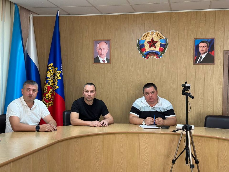 Сегодня Глава городского округа принял участие в важном совещании в формате видеоконференцсвязи, которое проводил заместитель Министра строительства и жилищно-коммунального хозяйства Российской Федерации Валерий Леонов Сегодня Глава городского округа принял участие в важном совещании в формате видеоконференцсвязи, которое проводил заместитель Министра строительства и жилищно-коммунального хозяйства Российской Федерации Валерий Леонов