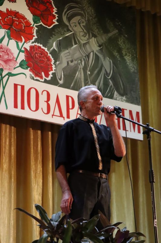 Евгений Бондарь: В преддверии значимого для нашего муниципалитета праздника – Дня шахтера – поздравил работников угледобывающих предприятий Лутугинщины, отметил горняков и представителей шахтерских династий Благодарностями и... Евгений Бондарь: В преддверии значимого для нашего муниципалитета праздника – Дня шахтера – поздравил работников угледобывающих предприятий Лутугинщины, отметил горняков и представителей шахтерских династий Благодарностями и...