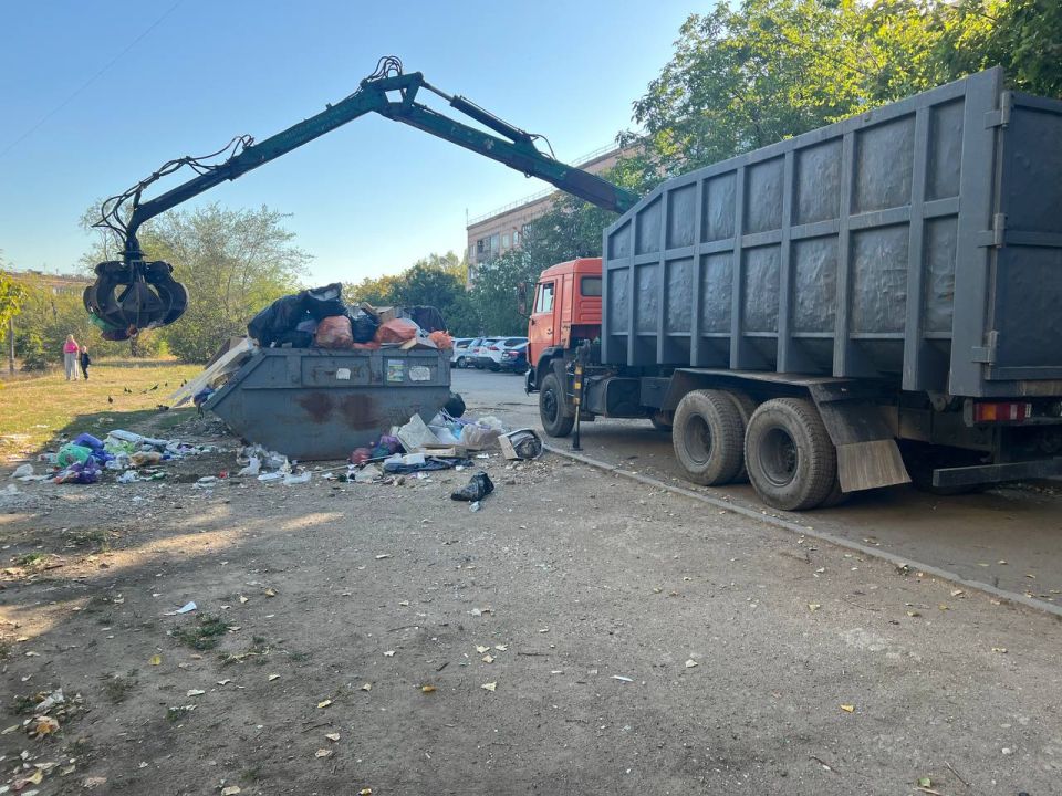 В Алчевске продолжается уборка мусора возле точек сбора коммунальных отходов и ликвидация несанкционированных свалок В Алчевске продолжается уборка мусора возле точек сбора коммунальных отходов и ликвидация несанкционированных свалок