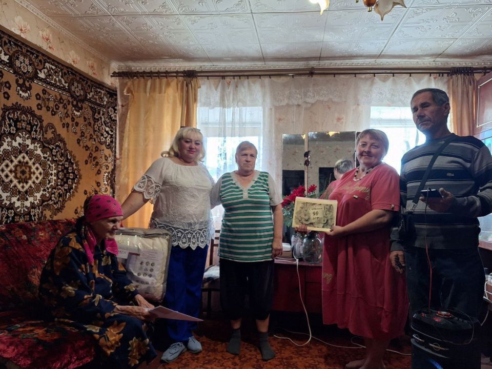 90 лет – целая эпоха!. Сегодня жительницу села Верхнебогдановка Наталью Григорьевну Почечуеву поздравили с прекрасным, юбилейным 90-летием! С этим огромным праздником её с радостью пришли поздравить на дому: Начальник... 90 лет – целая эпоха!. Сегодня жительницу села Верхнебогдановка Наталью Григорьевну Почечуеву поздравили с прекрасным, юбилейным 90-летием! С этим огромным праздником её с радостью пришли поздравить на дому: Начальник...