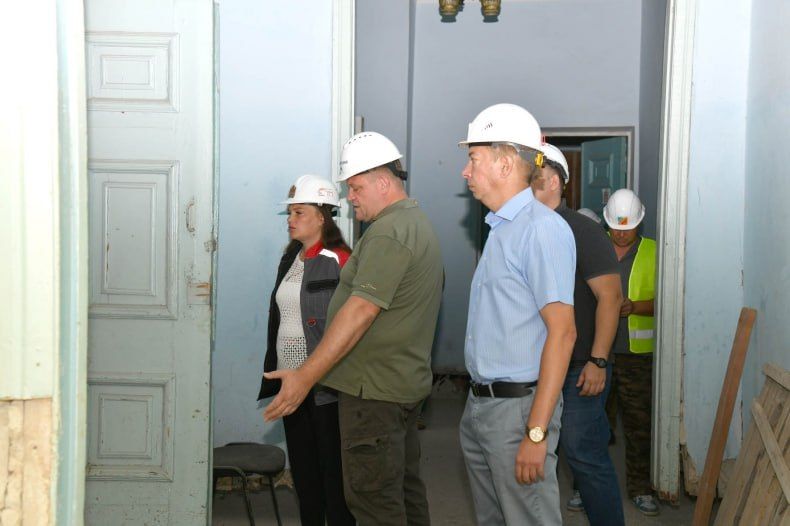 Замминистра строительства и ЖКХ Красноярского края проинспектировал свердловские учреждения культуры Замминистра строительства и ЖКХ Красноярского края проинспектировал свердловские учреждения культуры