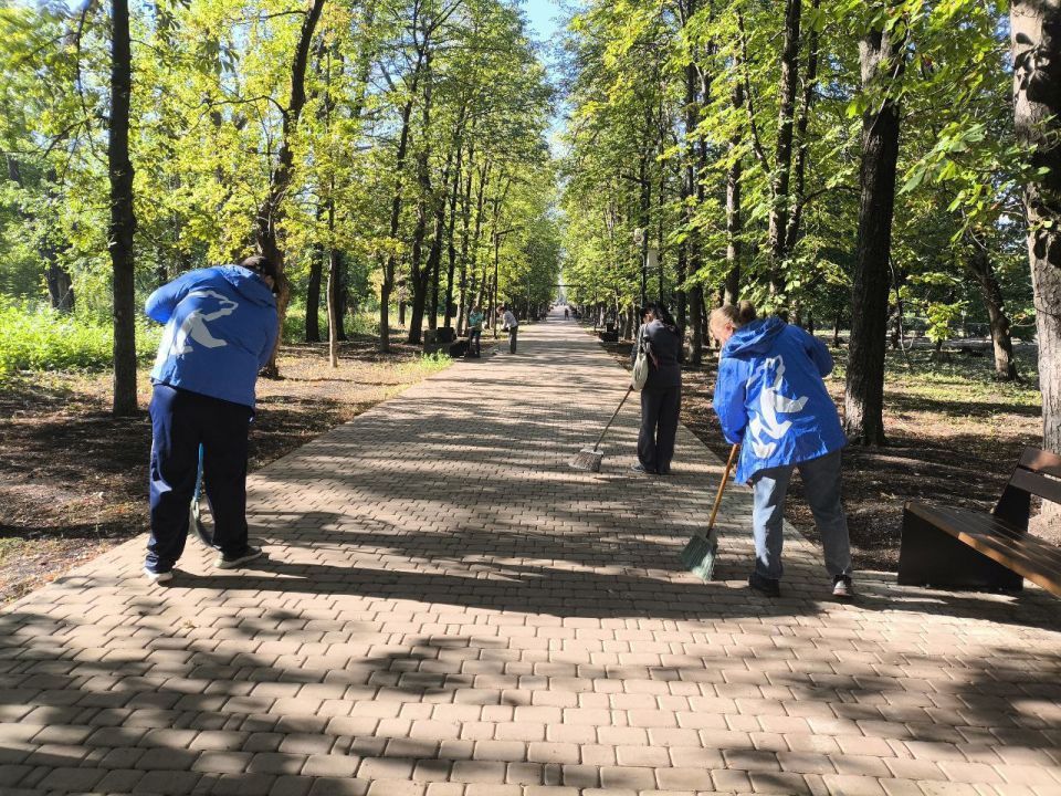 Чистая страна: В Красном Луче продолжаются субботники Чистая страна: В Красном Луче продолжаются субботники