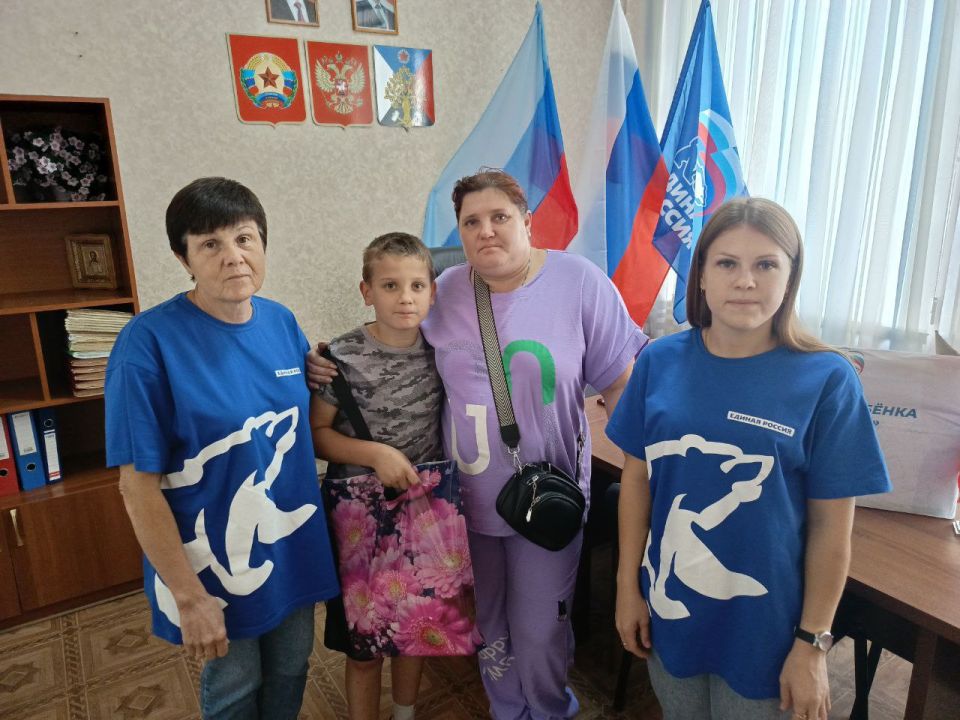 Сегодня, в рамках акции «Собери ребенка в школу», сотрудники отдела жизнеобеспечения пгт Новодарьевка, совместно с активистами ПО № 11 ВП «ЕдинаяРоссия», в торжественной обстановке вручили детям льготных категорий - будущим Сегодня, в рамках акции «Собери ребенка в школу», сотрудники отдела жизнеобеспечения пгт Новодарьевка, совместно с активистами ПО № 11 ВП «ЕдинаяРоссия», в торжественной обстановке вручили детям льготных категорий - будущим