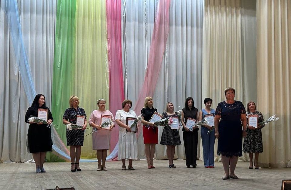 29 августа в Красном Луче состоялась августовская педагогическая конференция 29 августа в Красном Луче состоялась августовская педагогическая конференция