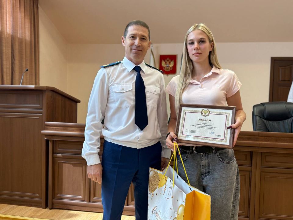 В прокуратуре Луганской Народной Республике состоялось награждение победителей конкурса «Прокуроры на страже детства», проведенного в рамках тематических мероприятий, связанных с 80-летней годовщиной создания в составе... В прокуратуре Луганской Народной Республике состоялось награждение победителей конкурса «Прокуроры на страже детства», проведенного в рамках тематических мероприятий, связанных с 80-летней годовщиной создания в составе...