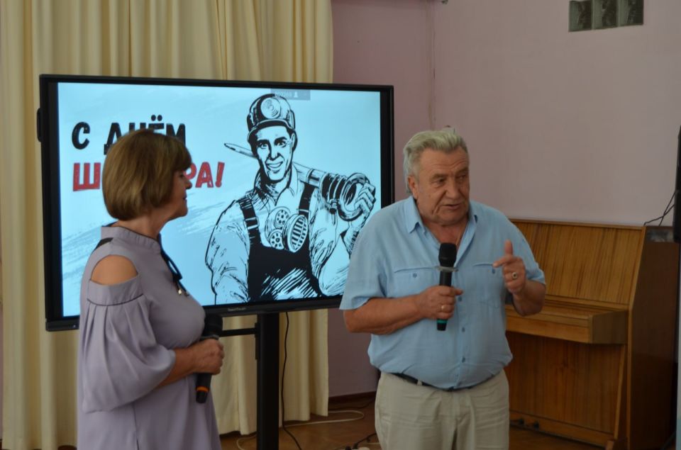 Евгений Морозов: В литературной гостиной Дворца культуры имени Октябрьской революции прошло тематическое мероприятие, посвящённое Дню города Брянки и Дню шахтера Евгений Морозов: В литературной гостиной Дворца культуры имени Октябрьской революции прошло тематическое мероприятие, посвящённое Дню города Брянки и Дню шахтера