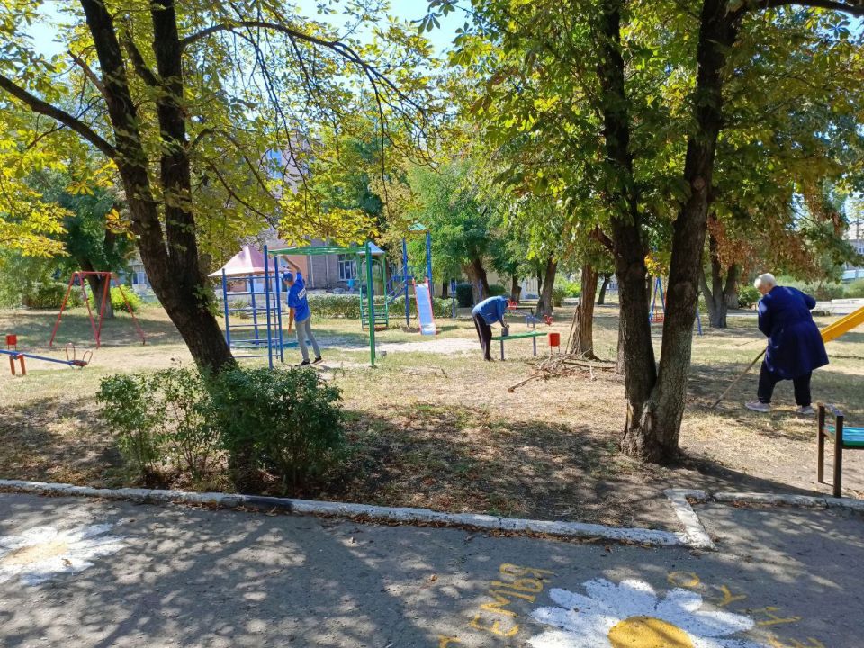 Лисичанские единороссы приняли участие в акции "Яркое детство" Лисичанские единороссы приняли участие в акции "Яркое детство"
