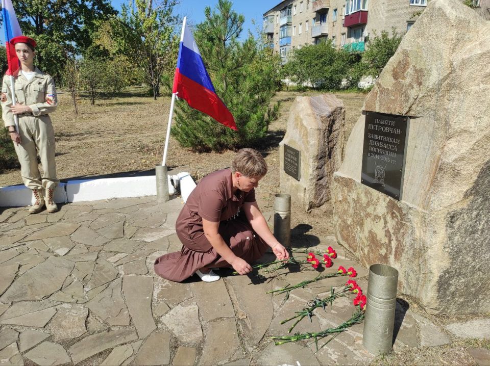 Память сильнее времён. По инициативе Краснолучского местного отделения ВПП «Единая Россия» в г.Петровское состоялся митинг-реквием, посвященный 11-й годовщине трагических событий 2014 года Память сильнее времён. По инициативе Краснолучского местного отделения ВПП «Единая Россия» в г.Петровское состоялся митинг-реквием, посвященный 11-й годовщине трагических событий 2014 года