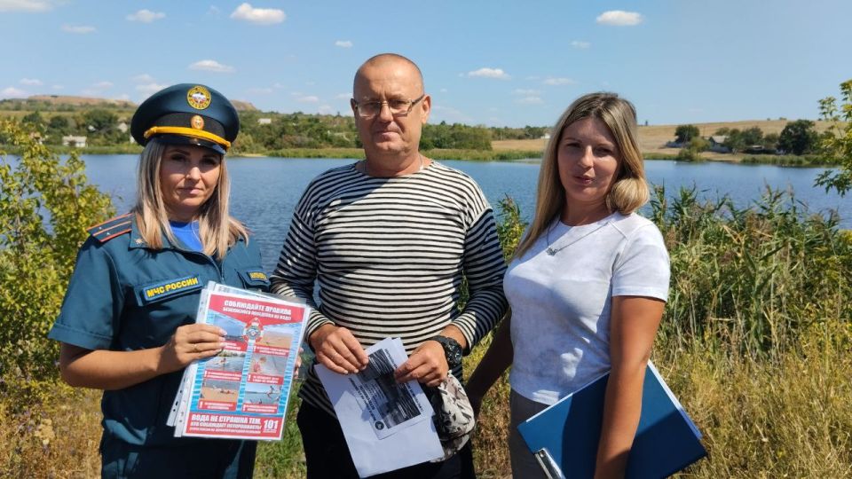 С целью информирования населения о правилах безопасности на водоемах, сотрудники Администрации Краснодонского муниципального округа совместно с отделом надзорной деятельности и профилактической работы по г. Краснодону и... С целью информирования населения о правилах безопасности на водоемах, сотрудники Администрации Краснодонского муниципального округа совместно с отделом надзорной деятельности и профилактической работы по г. Краснодону и...