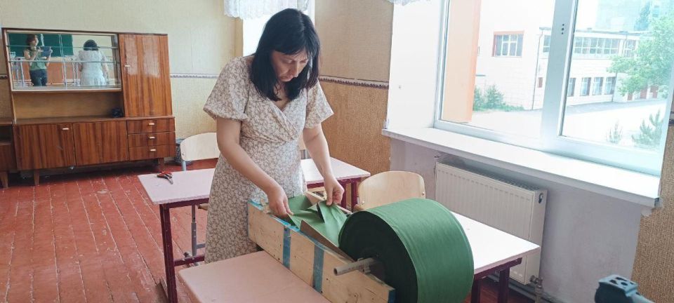 В Брянковской специализированной школе №1 активисты, педагоги и технический персонал на протяжении всех каникул занимались плетением маскировочных сетей для участников специальной военной операции В Брянковской специализированной школе №1 активисты, педагоги и технический персонал на протяжении всех каникул занимались плетением маскировочных сетей для участников специальной военной операции