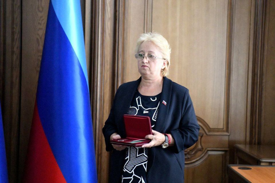 Леонид Пасечник: По поручению Президента России Владимира Владимировича Путина передал Орден Мужества вдове нашего погибшего земляка Сергея Степанюка Леонид Пасечник: По поручению Президента России Владимира Владимировича Путина передал Орден Мужества вдове нашего погибшего земляка Сергея Степанюка