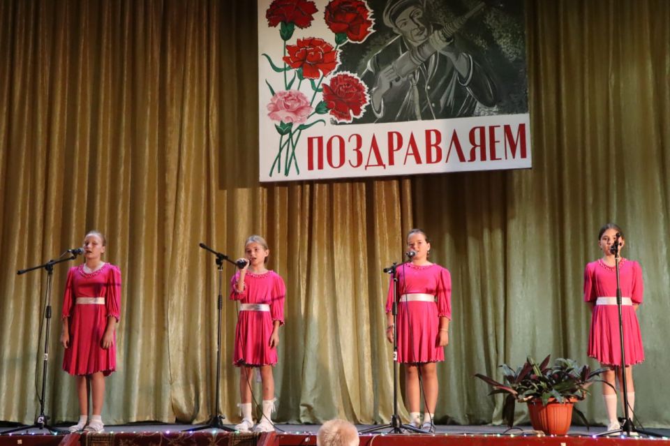 Евгений Бондарь: В преддверии значимого для нашего муниципалитета праздника – Дня шахтера – поздравил работников угледобывающих предприятий Лутугинщины, отметил горняков и представителей шахтерских династий Благодарностями и... Евгений Бондарь: В преддверии значимого для нашего муниципалитета праздника – Дня шахтера – поздравил работников угледобывающих предприятий Лутугинщины, отметил горняков и представителей шахтерских династий Благодарностями и...