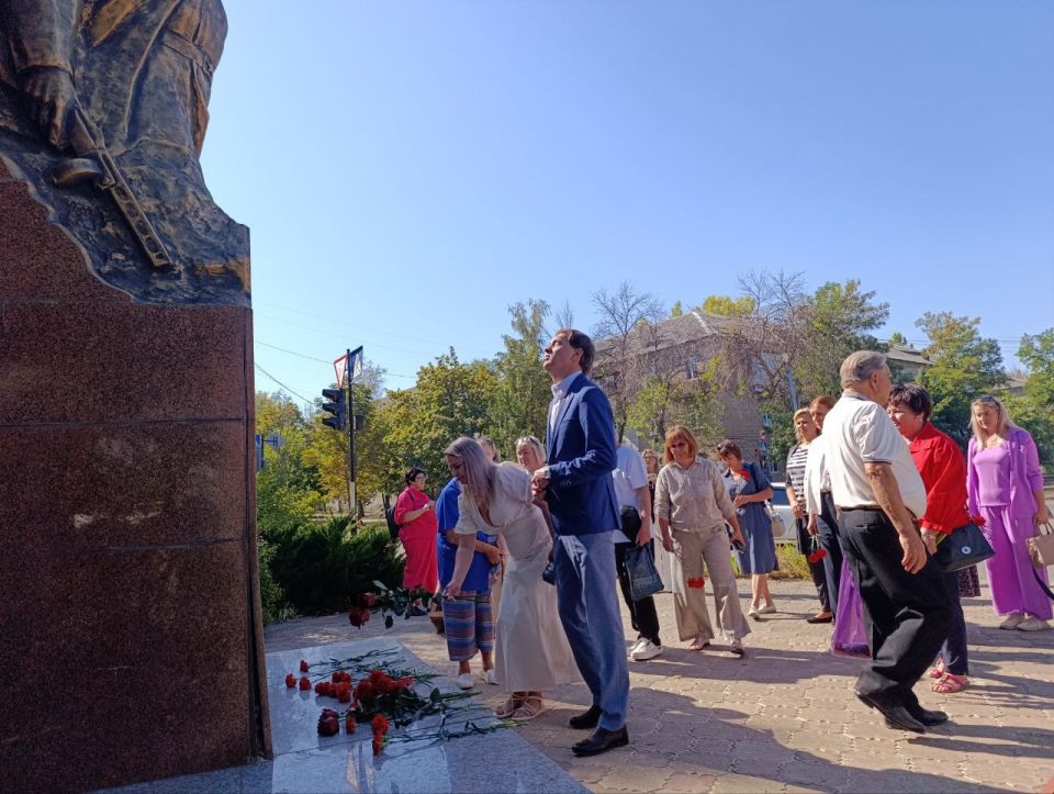 В Юбилейном прошло возложение цветов в преддверии Дня Шахтера В Юбилейном прошло возложение цветов в преддверии Дня Шахтера