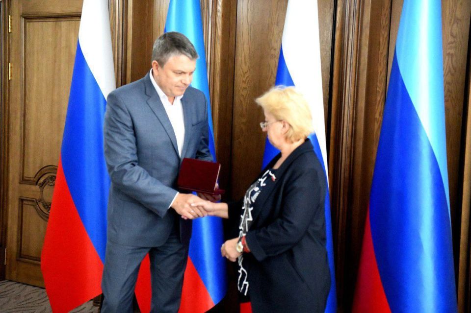 Леонид Пасечник: По поручению Президента России Владимира Владимировича Путина передал Орден Мужества вдове нашего погибшего земляка Сергея Степанюка