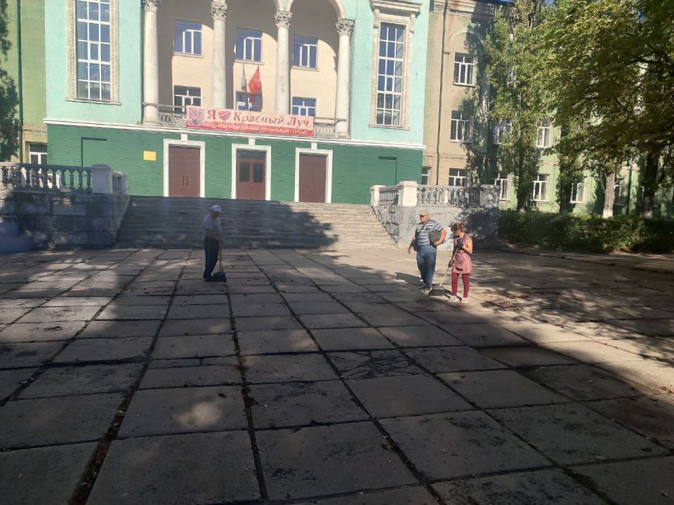 В рамках мероприятий по благоустройству и поддержанию чистоты городских территорий сотрудники МУП "ГРС" провели субботник в парковой зоне Дворца культуры имени Ленина В рамках мероприятий по благоустройству и поддержанию чистоты городских территорий сотрудники МУП "ГРС" провели субботник в парковой зоне Дворца культуры имени Ленина
