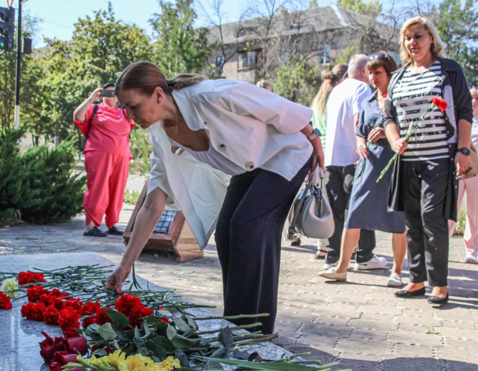 От забоя до поля боя. В поселке Юбилейное в преддверии Дня шахтера состоялось торжественное возложение цветов к памятнику воинам-шахтерам, в том числе воевавшим в прославленной 395-й Шахтерской дивизии От забоя до поля боя. В поселке Юбилейное в преддверии Дня шахтера состоялось торжественное возложение цветов к памятнику воинам-шахтерам, в том числе воевавшим в прославленной 395-й Шахтерской дивизии