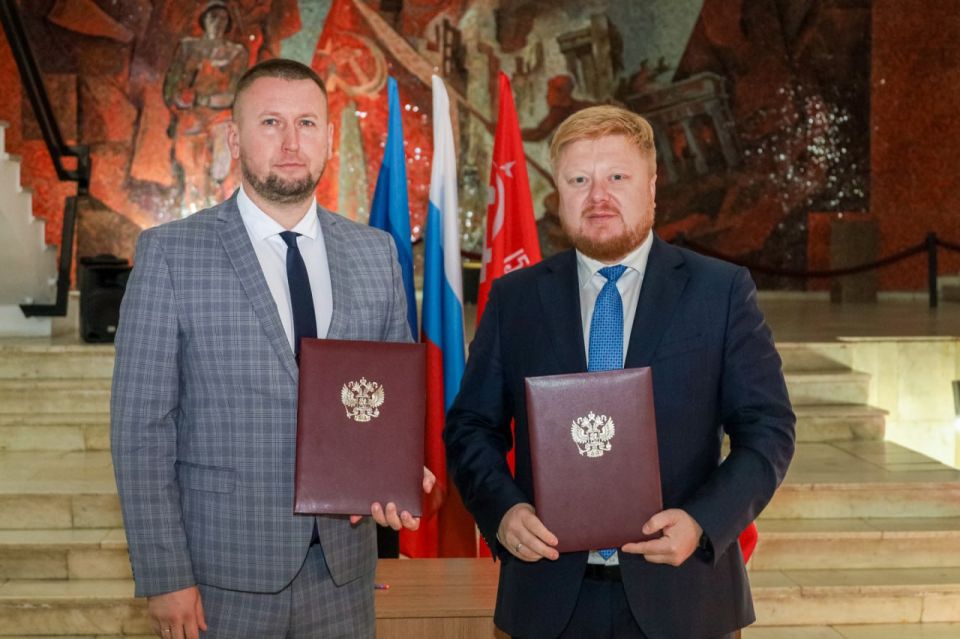 Денис Мирошниченко и Иван Кусов подписали Соглашение о взаимодействии между РО РВИО в ЛНР и Министерством образования и науки ЛНР Денис Мирошниченко и Иван Кусов подписали Соглашение о взаимодействии между РО РВИО в ЛНР и Министерством образования и науки ЛНР