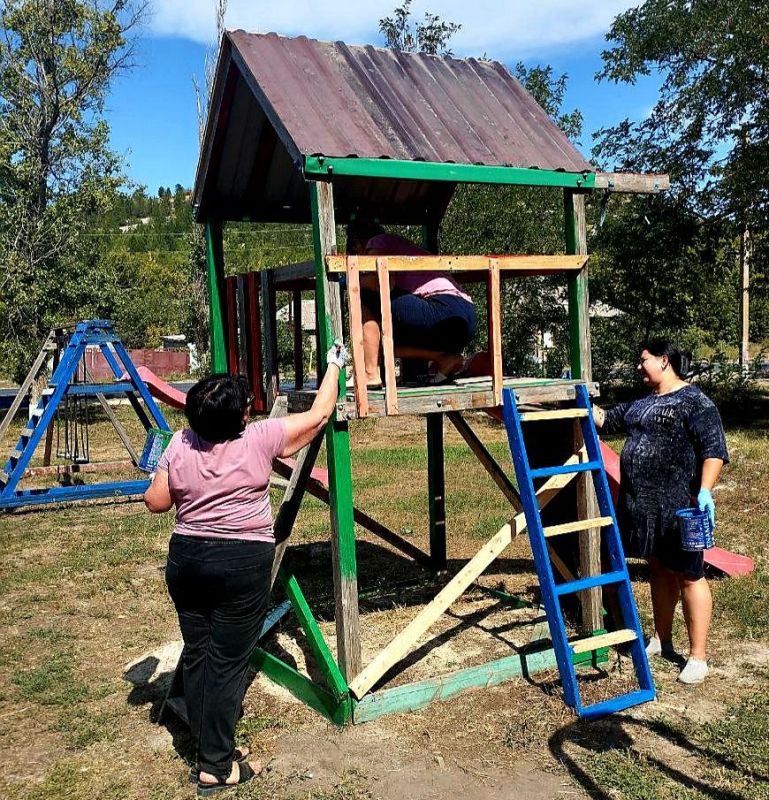 По инициативе секретаря первичного отделения №7 села Городище, Андрея Калашника, в поддержку партпроекта «Чистая страна» реализована акция «Яркое детство», в ходе которой было проведено благоустройство детской площадки По инициативе секретаря первичного отделения №7 села Городище, Андрея Калашника, в поддержку партпроекта «Чистая страна» реализована акция «Яркое детство», в ходе которой было проведено благоустройство детской площадки