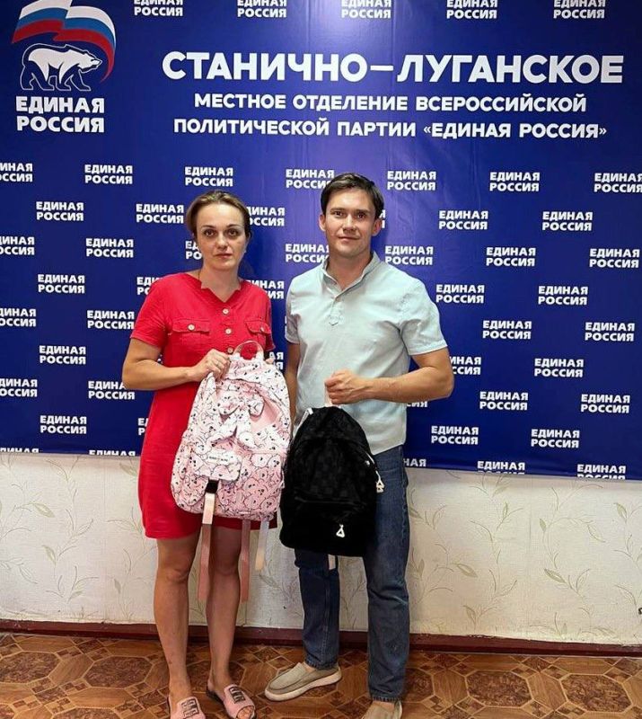 «ЕДИНАЯ РОССИЯ» передает рюкзаки и канцелярию школьникам в рамках благотворительности «ЕДИНАЯ РОССИЯ» передает рюкзаки и канцелярию школьникам в рамках благотворительности