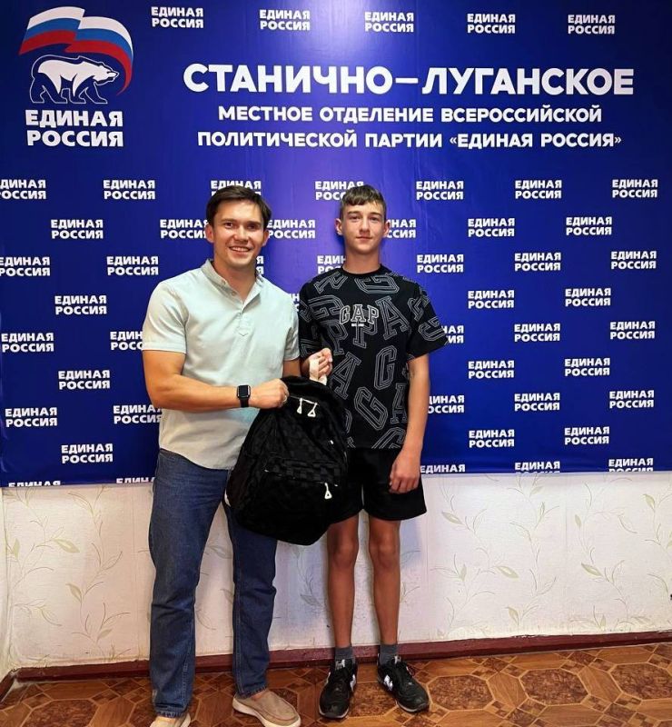 «ЕДИНАЯ РОССИЯ» передает рюкзаки и канцелярию школьникам в рамках благотворительности «ЕДИНАЯ РОССИЯ» передает рюкзаки и канцелярию школьникам в рамках благотворительности