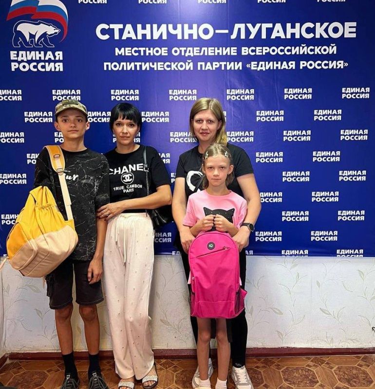 «ЕДИНАЯ РОССИЯ» передает рюкзаки и канцелярию школьникам в рамках благотворительности «ЕДИНАЯ РОССИЯ» передает рюкзаки и канцелярию школьникам в рамках благотворительности