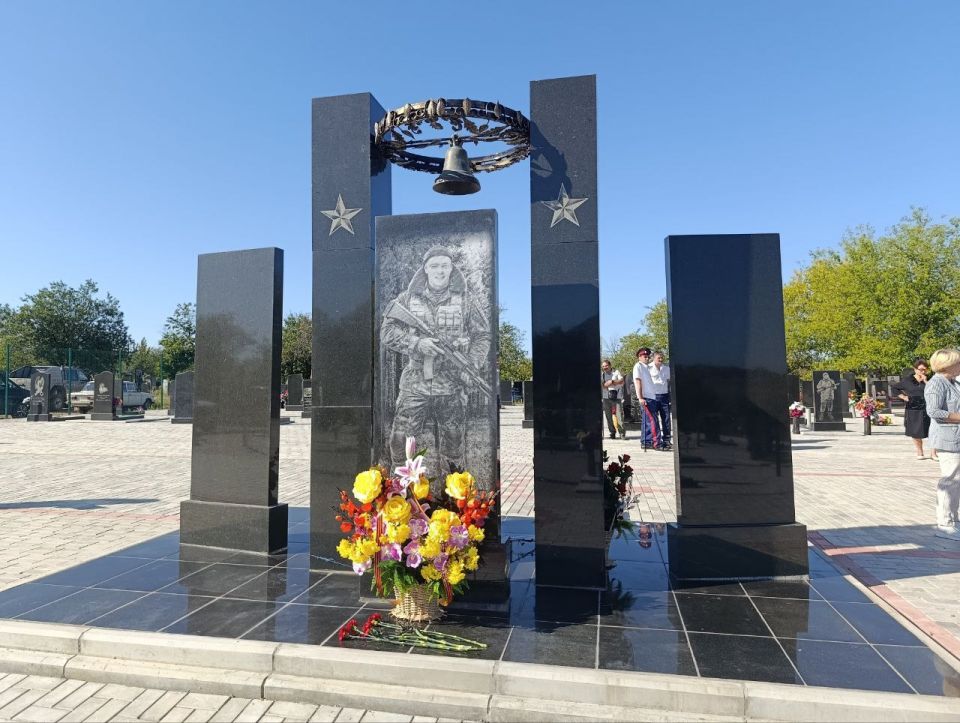 В Кировске почтили память защитников Донбасса В Кировске почтили память защитников Донбасса