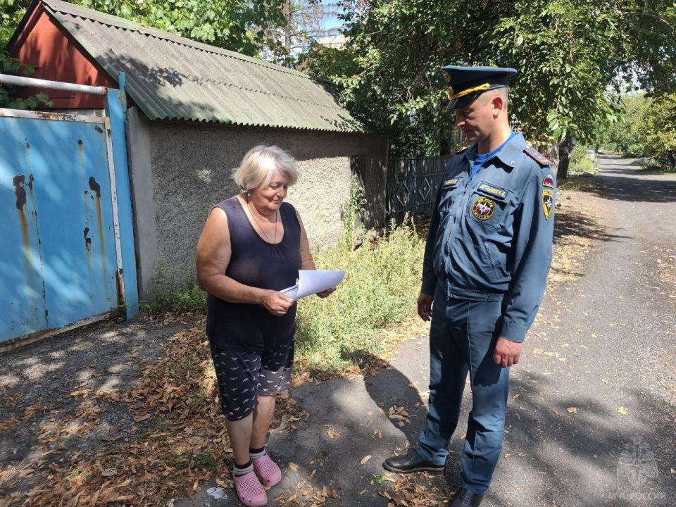В поселке городского типа Дубовский прошел профилактический рейд, направленный на предупреждение пожаров
