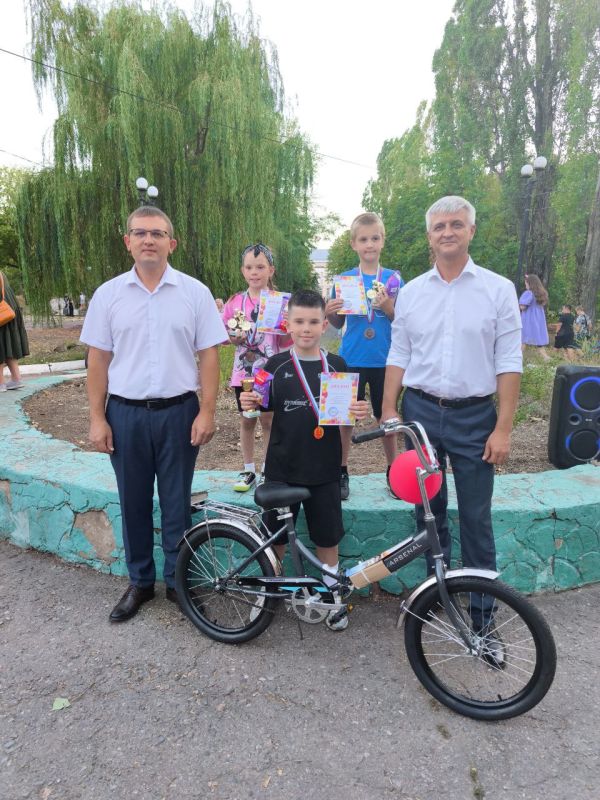 Евгений Морозов: Продолжились праздничные мероприятия в городском парке Евгений Морозов: Продолжились праздничные мероприятия в городском парке