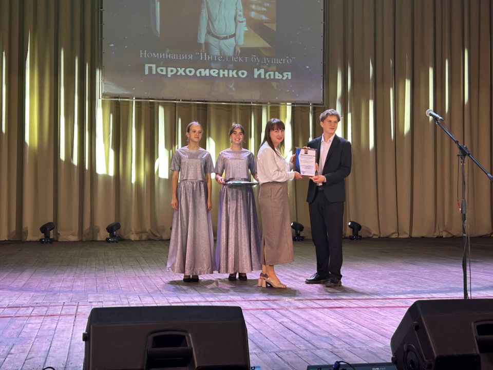В Красном Луче с размахом отпраздновали таланты и доблесть земляков: под эгидой «Единой России» прошёл конкурс «Признание» В Красном Луче с размахом отпраздновали таланты и доблесть земляков: под эгидой «Единой России» прошёл конкурс «Признание»