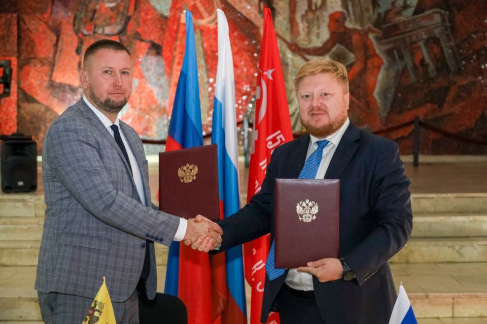 Денис Мирошниченко и Иван Кусов подписали Соглашение о взаимодействии между РО РВИО в ЛНР и Министерством образования и науки ЛНР Денис Мирошниченко и Иван Кусов подписали Соглашение о взаимодействии между РО РВИО в ЛНР и Министерством образования и науки ЛНР