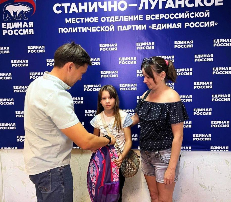 «ЕДИНАЯ РОССИЯ» передает рюкзаки и канцелярию школьникам в рамках благотворительности «ЕДИНАЯ РОССИЯ» передает рюкзаки и канцелярию школьникам в рамках благотворительности