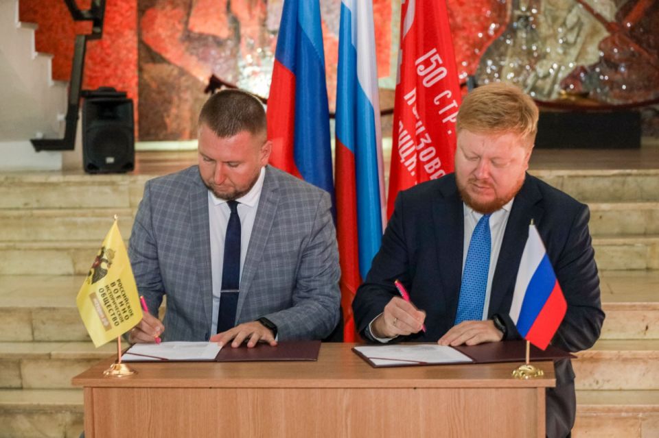 Денис Мирошниченко и Иван Кусов подписали Соглашение о взаимодействии между РО РВИО в ЛНР и Министерством образования и науки ЛНР