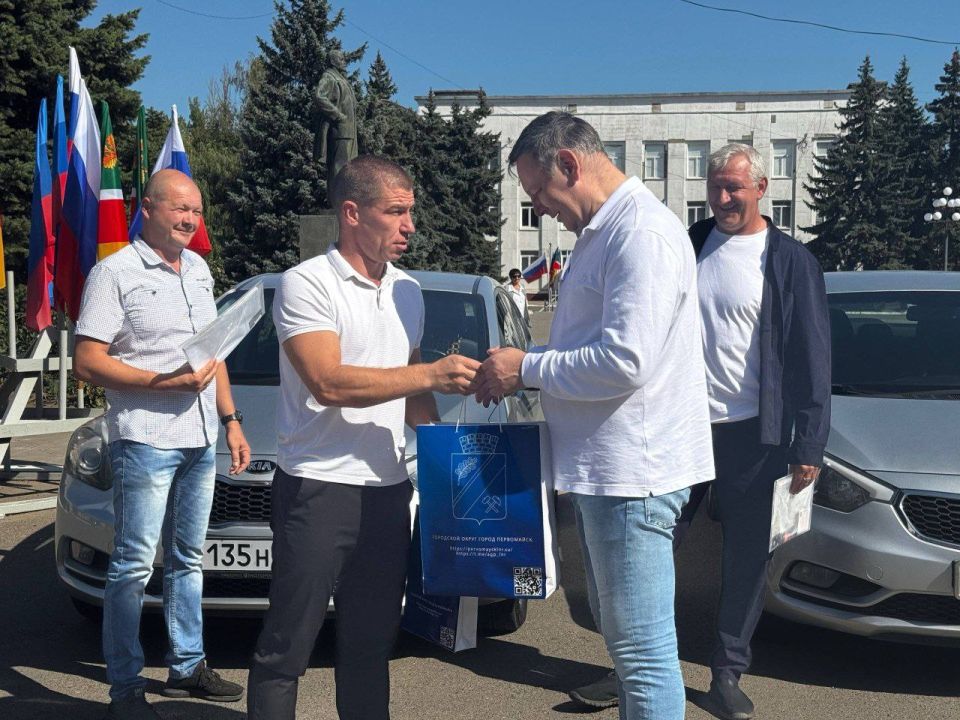 Сергей Колягин: Сегодня город Первомайск с рабочим визитом посетили исполняющий обязанности министра транспорта Калужской области Геннадий Орлов и начальник Государственного казенного учреждения Калужской области «Центр... Сергей Колягин: Сегодня город Первомайск с рабочим визитом посетили исполняющий обязанности министра транспорта Калужской области Геннадий Орлов и начальник Государственного казенного учреждения Калужской области «Центр...