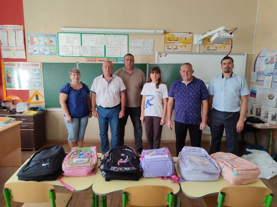 Единороссы передали рюкзаки детям в рамках «Собери ребенка в школу» Единороссы передали рюкзаки детям в рамках «Собери ребенка в школу»