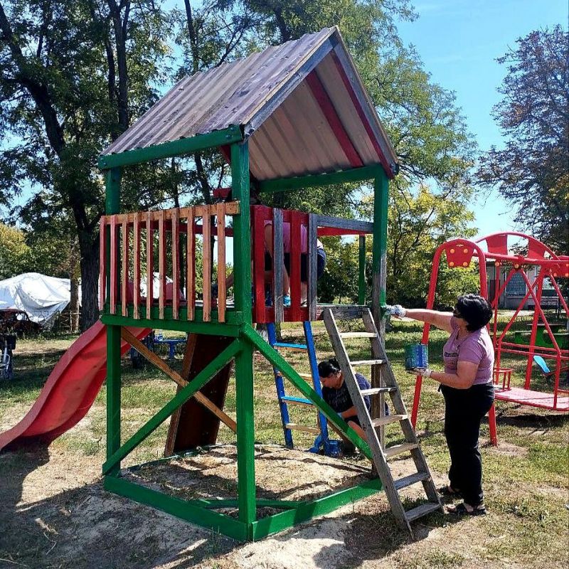 По инициативе секретаря первичного отделения №7 села Городище, Андрея Калашника, в поддержку партпроекта «Чистая страна» реализована акция «Яркое детство», в ходе которой было проведено благоустройство детской площадки По инициативе секретаря первичного отделения №7 села Городище, Андрея Калашника, в поддержку партпроекта «Чистая страна» реализована акция «Яркое детство», в ходе которой было проведено благоустройство детской площадки