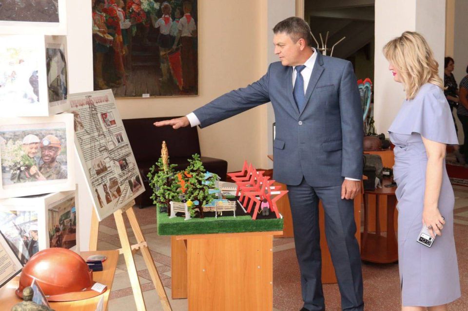 Глава ЛНР Леонид Пасечник в 90-летие Стахановского движения наградил шахтеров Луганщины Глава ЛНР Леонид Пасечник в 90-летие Стахановского движения наградил шахтеров Луганщины