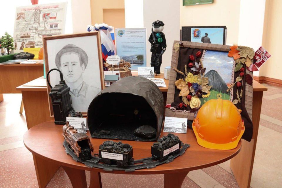 Глава ЛНР Леонид Пасечник в 90-летие Стахановского движения наградил шахтеров Луганщины Глава ЛНР Леонид Пасечник в 90-летие Стахановского движения наградил шахтеров Луганщины